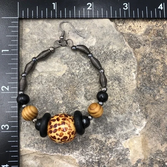 🍀 Leopard Bead Wood Drop Hoop Earrings - Picture 2 of 3